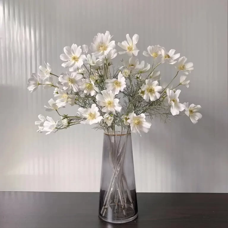 Read more about the article Lifelike Artificial Silk Roses that Never Wilt